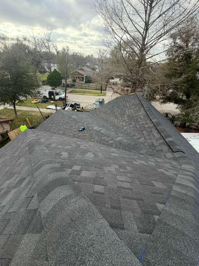 Reemplazo completo de shingles tras daño por granizo.