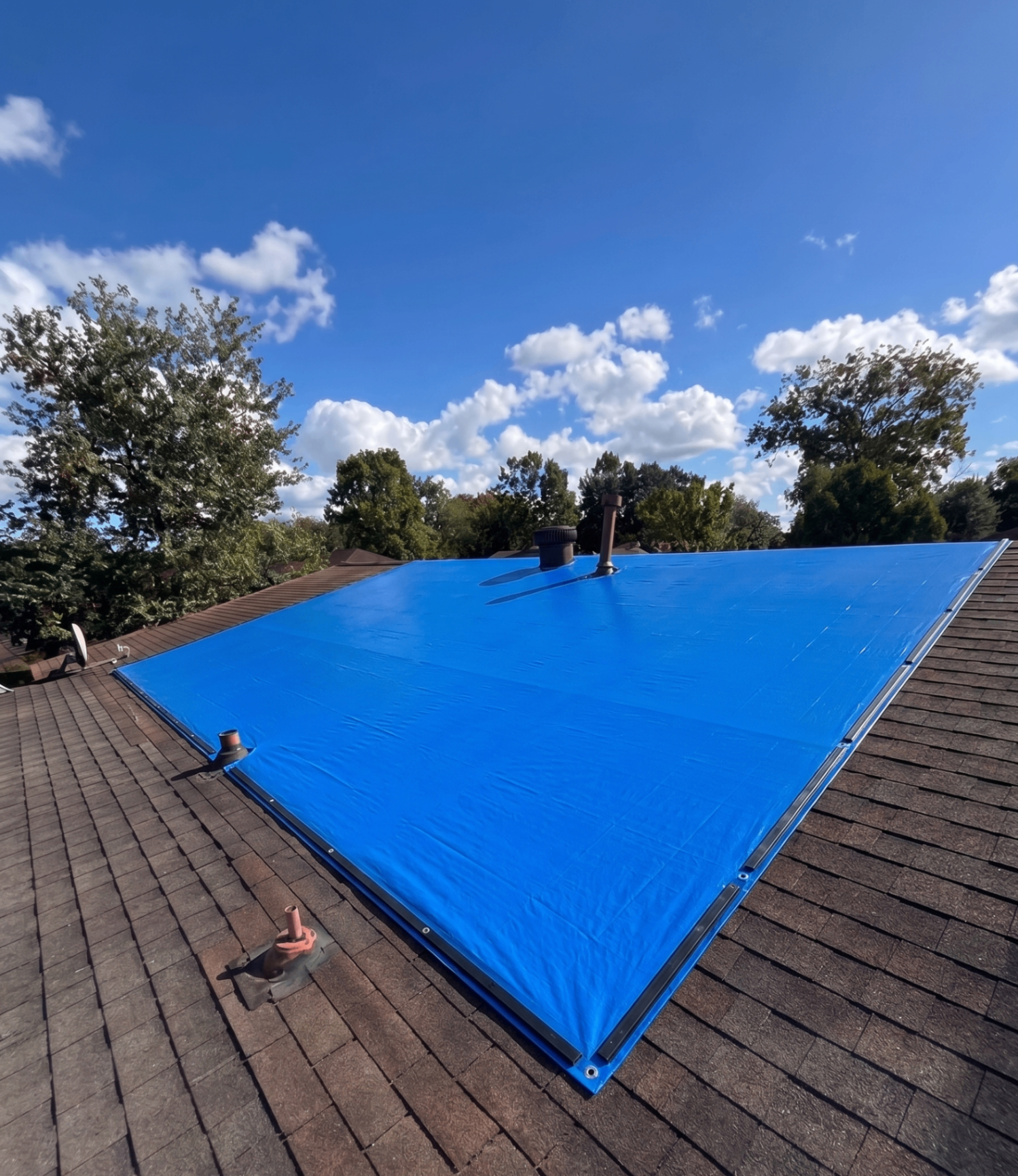 Mitigación de emergencia con tarp tras tormenta.
