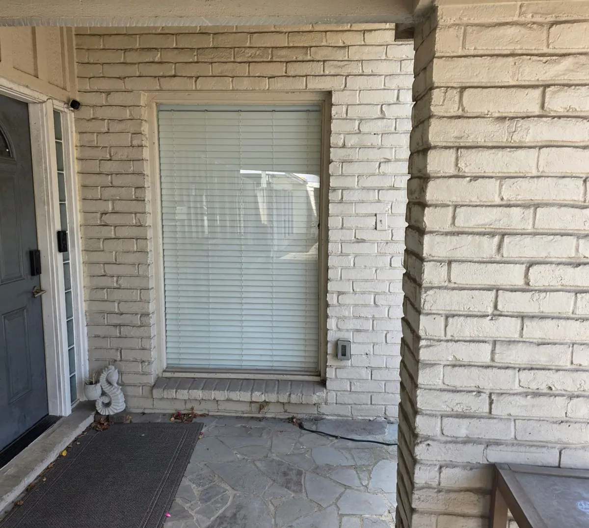Ventana restaurada en propiedad de Houston tras daño por granizo